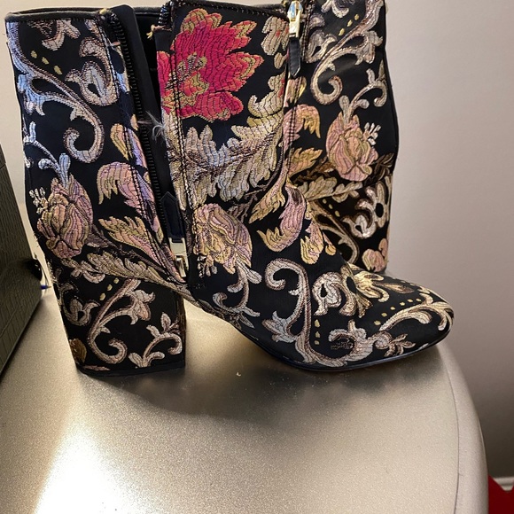 Flows Boots - Picture 1 of 4